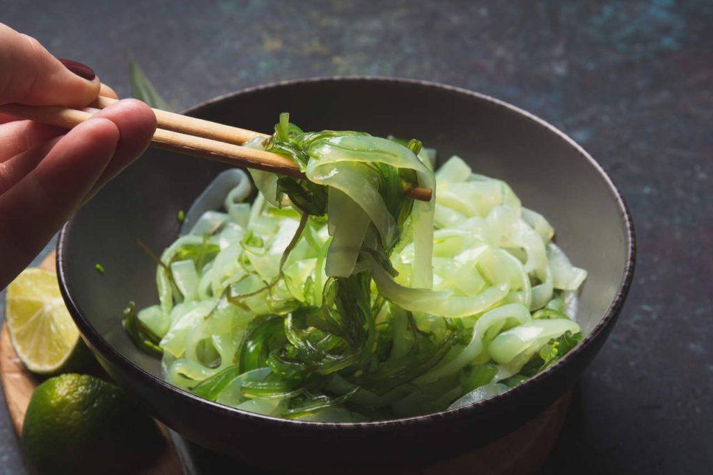 Shirataki noodles and chuka seaweed bowl. Low carbs gluten free noodles. low calories lanch